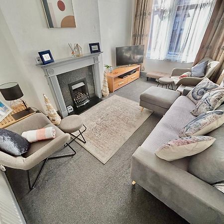 Entire Holiday Home In Blackpool With Free Parking And A Private Patio Garden Esterno foto