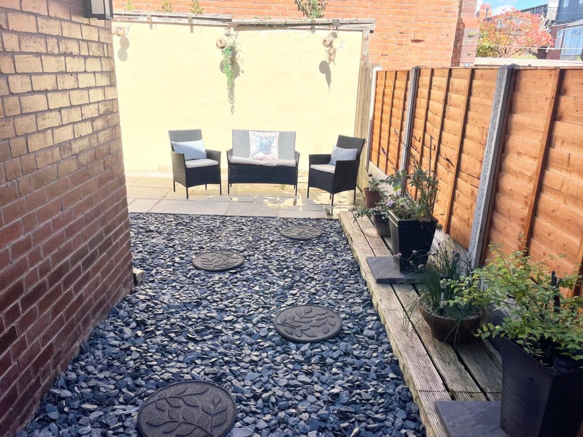 Entire Holiday Home In Blackpool With Free Parking And A Private Patio Garden Esterno foto