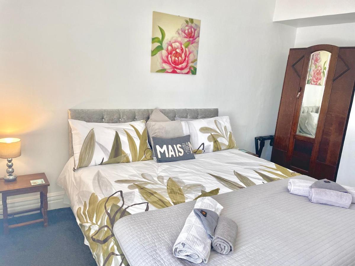 Entire Holiday Home In Blackpool With Free Parking And A Private Patio Garden Esterno foto