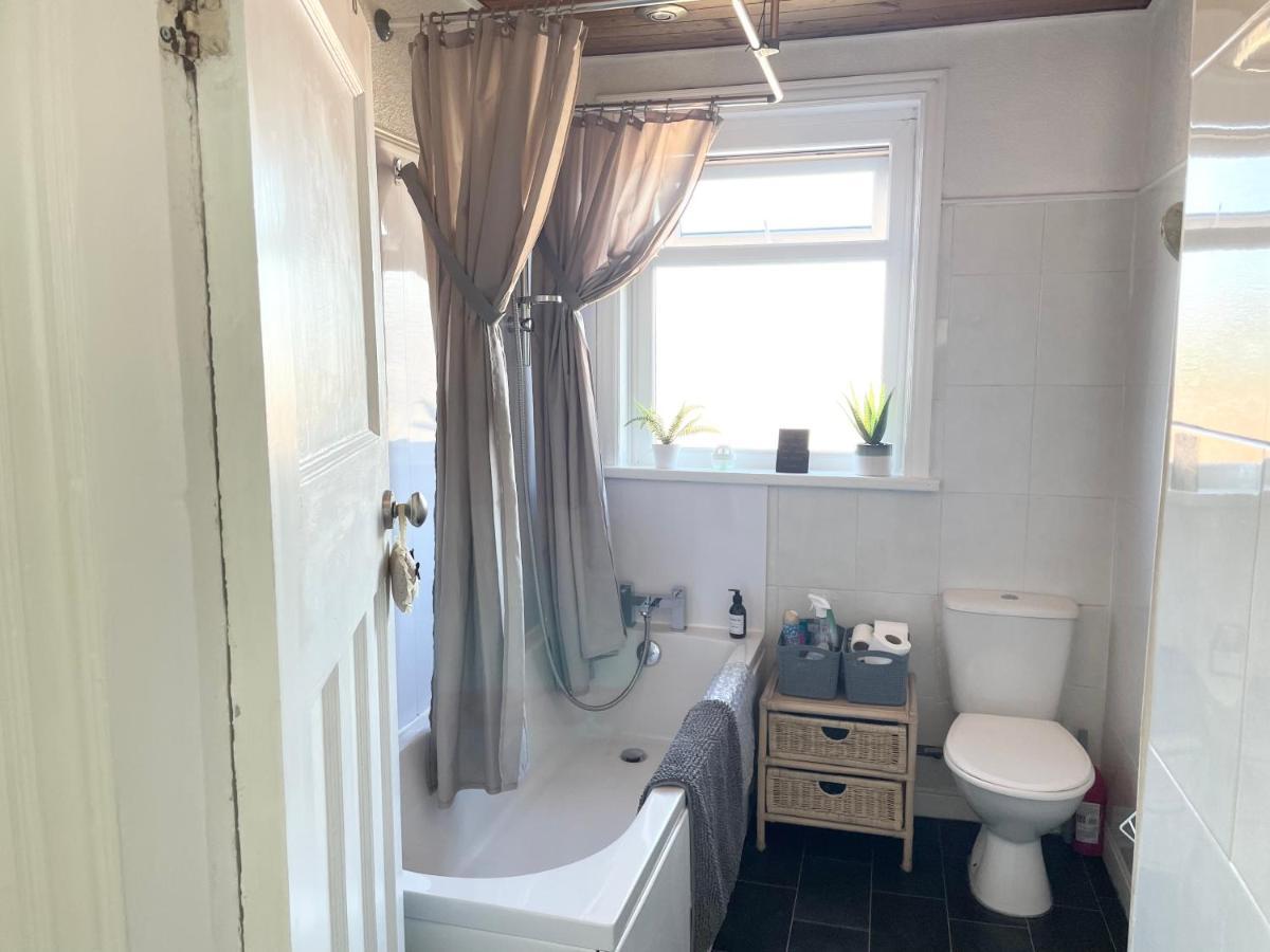 Entire Holiday Home In Blackpool With Free Parking And A Private Patio Garden Esterno foto