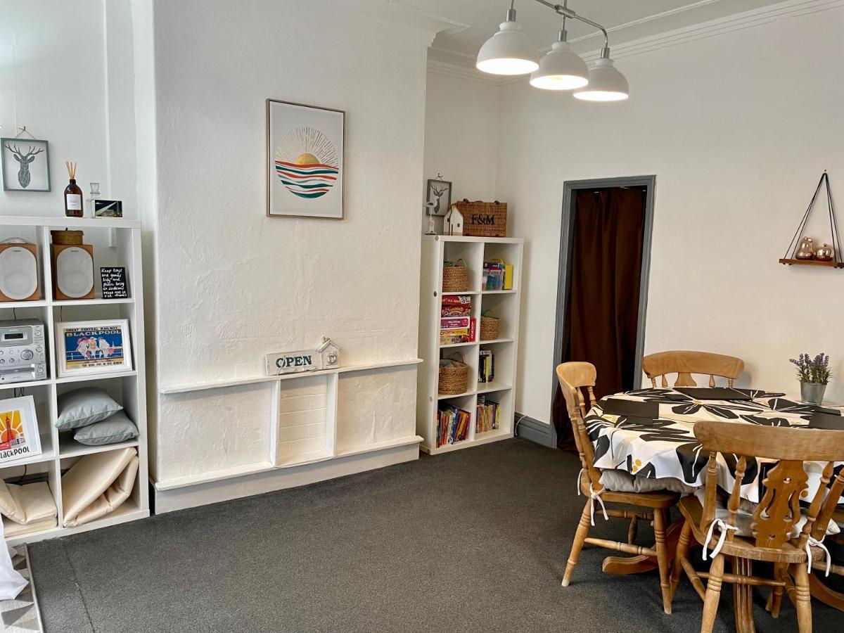Entire Holiday Home In Blackpool With Free Parking And A Private Patio Garden Esterno foto
