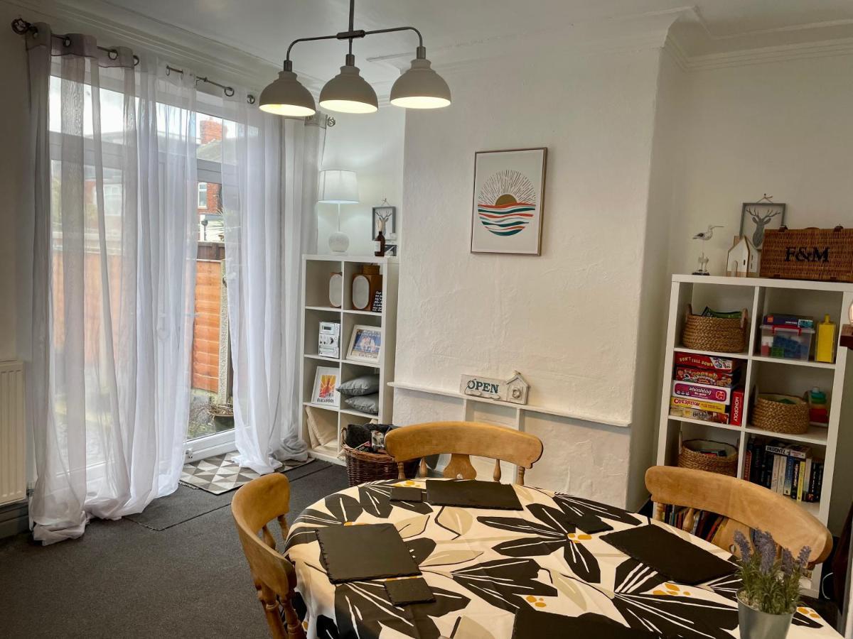 Entire Holiday Home In Blackpool With Free Parking And A Private Patio Garden Esterno foto