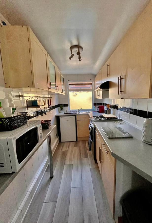 Entire Holiday Home In Blackpool With Free Parking And A Private Patio Garden Esterno foto
