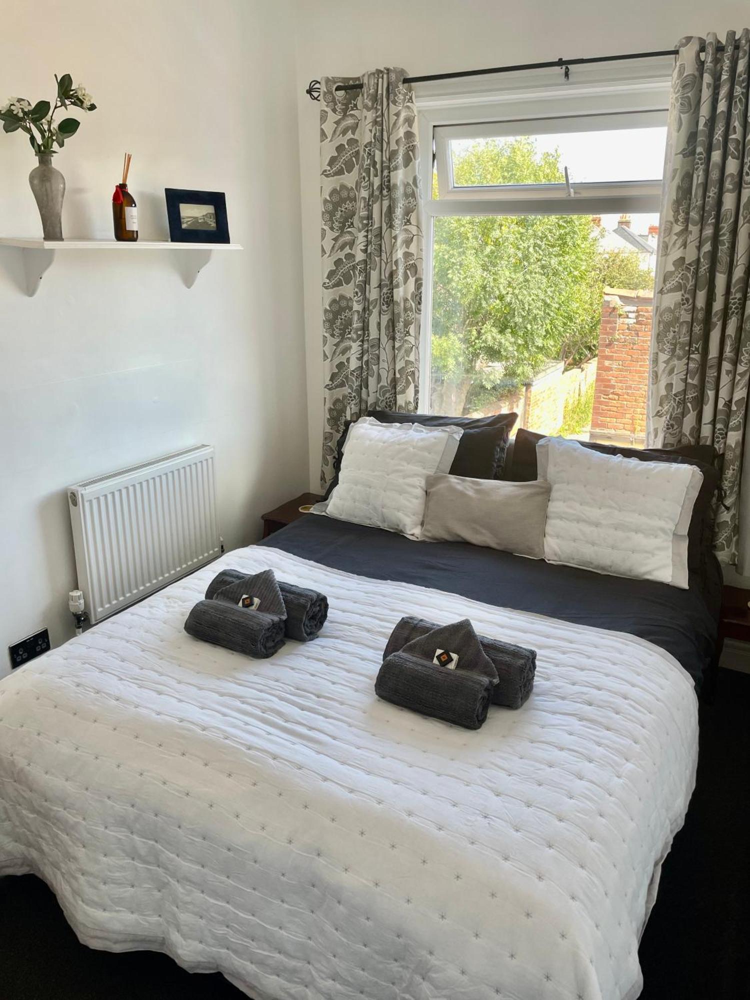 Entire Holiday Home In Blackpool With Free Parking And A Private Patio Garden Esterno foto