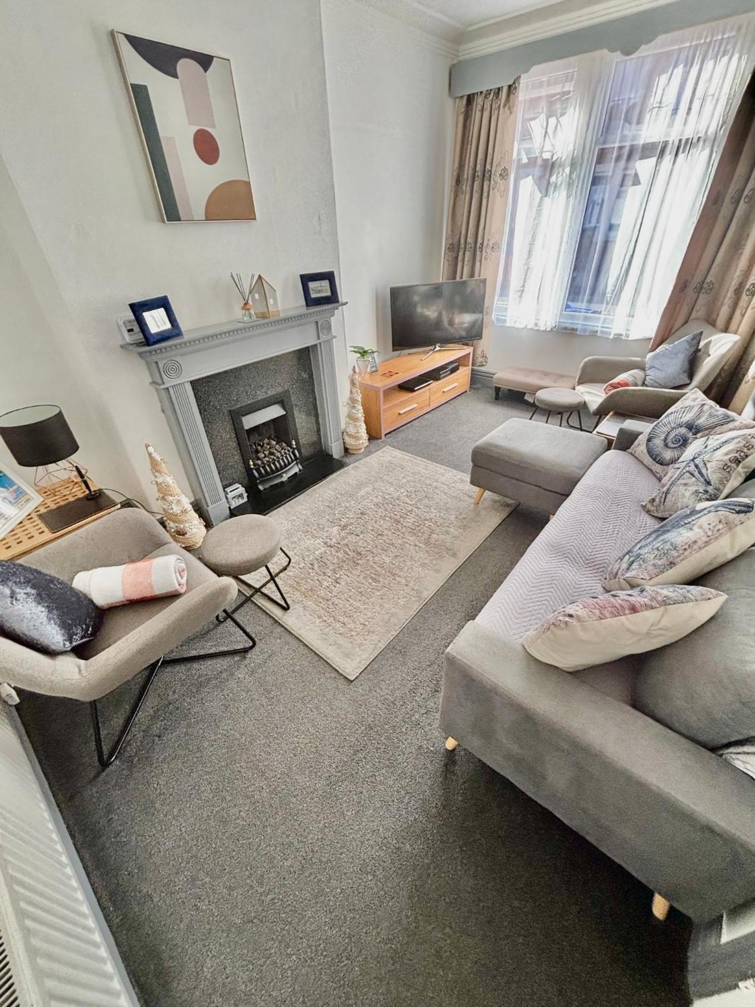 Entire Holiday Home In Blackpool With Free Parking And A Private Patio Garden Esterno foto